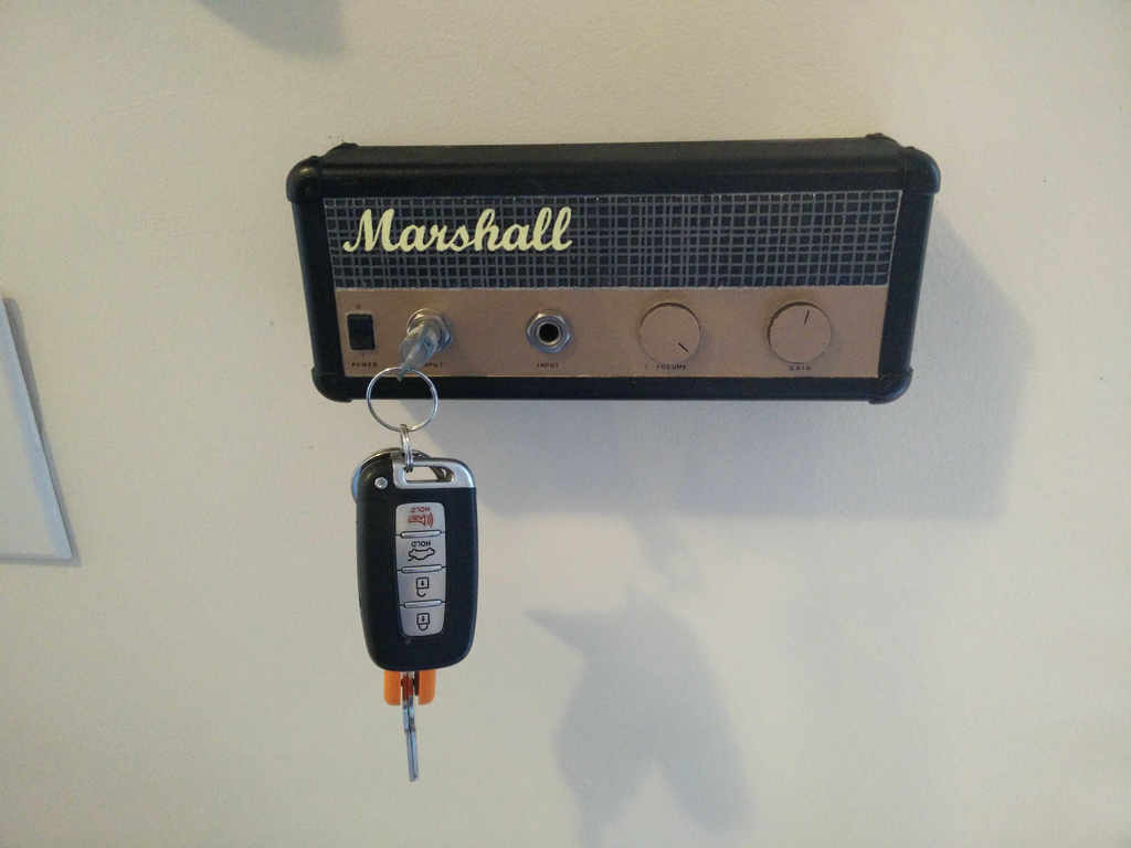 Porte-clés mural en forme d'amplificateur de guitare