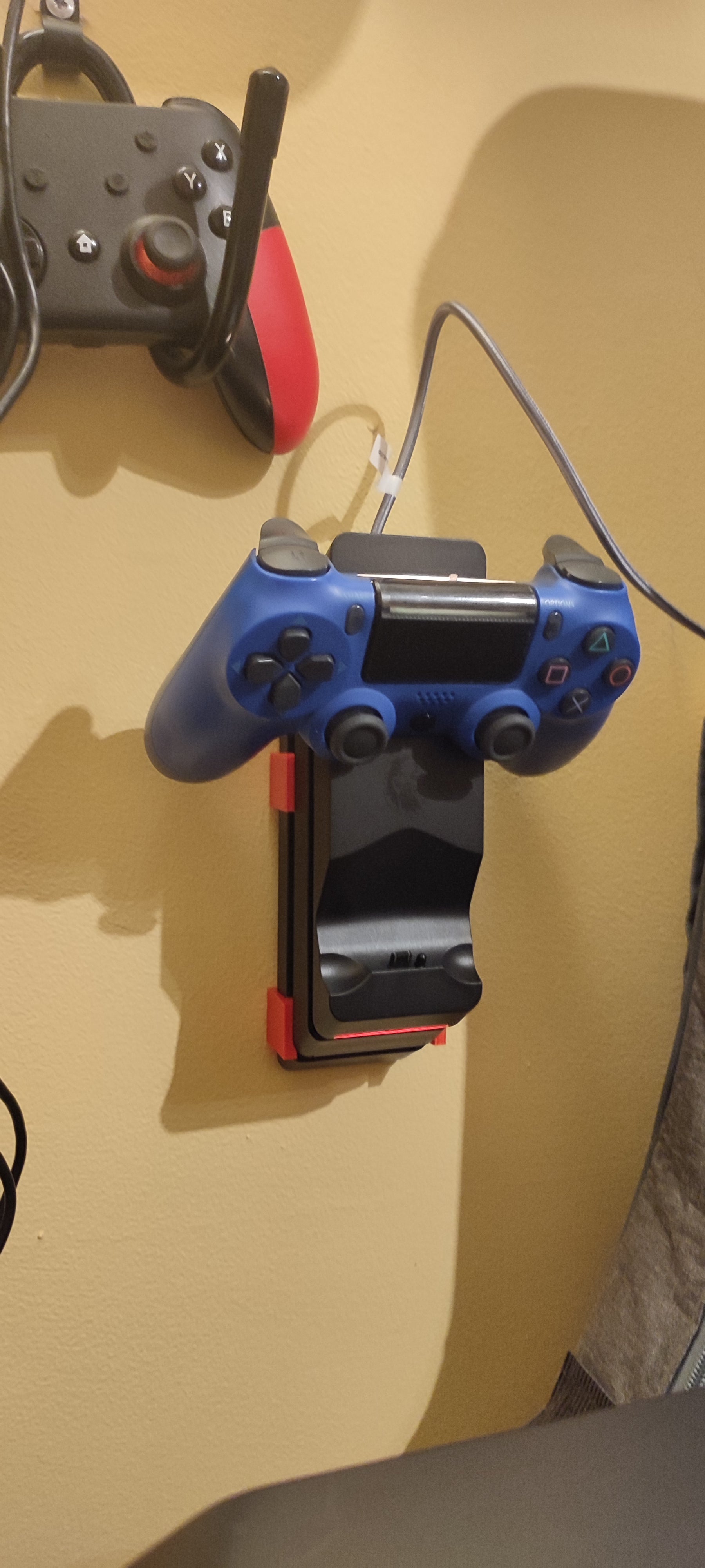 Station de charge pour manette PS4 Silvercrest de Lidl, montage mural