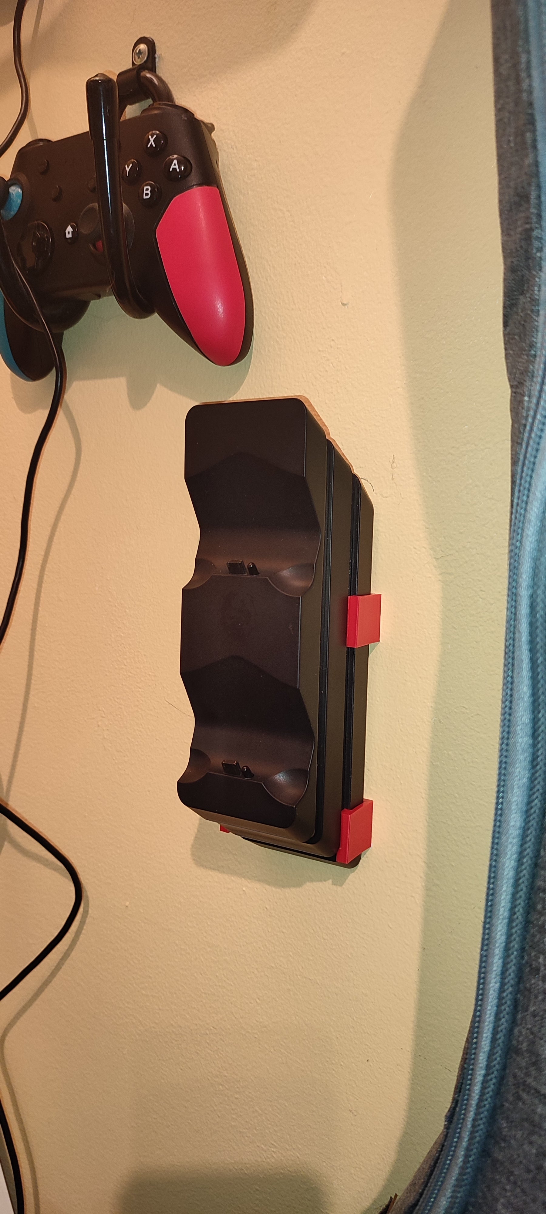 Station de charge pour manette PS4 Silvercrest de Lidl, montage mural