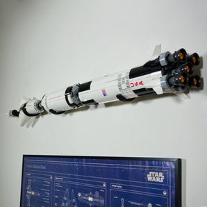 Support mural minimaliste pour la fusée Saturn V