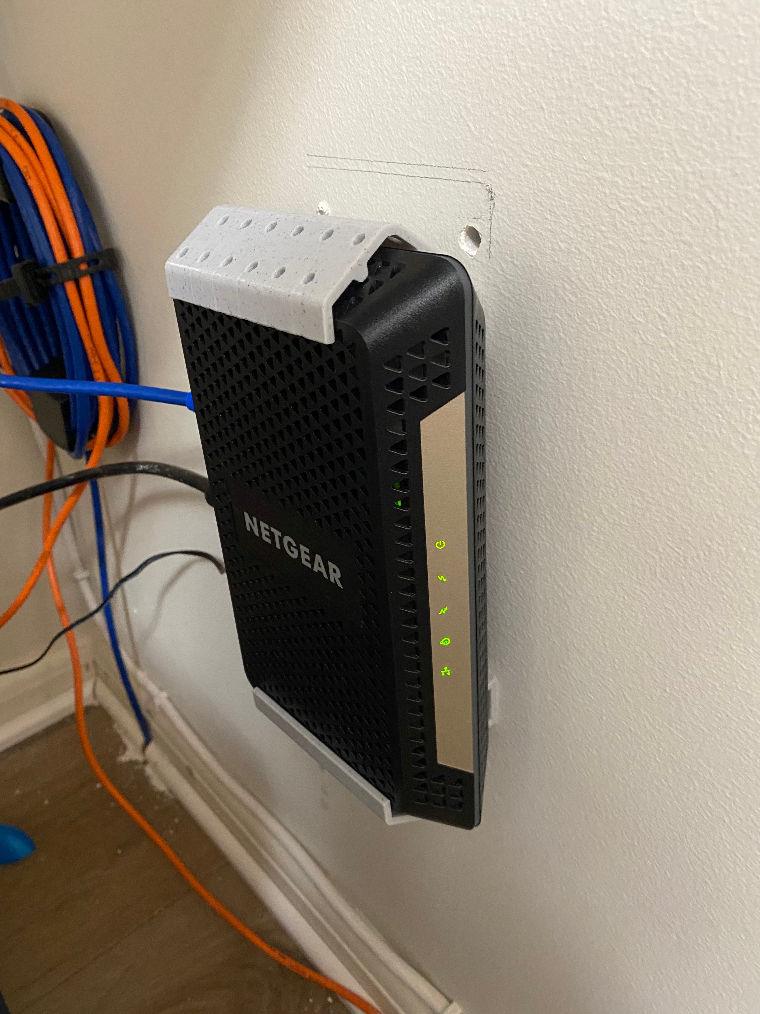 Montage mural Netgear CM600 / CM1000 – Optimisez la configuration de votre réseau