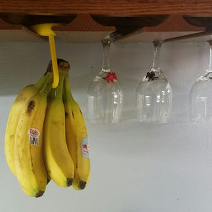 Support banane à suspendre près d'un porte-verres à vin