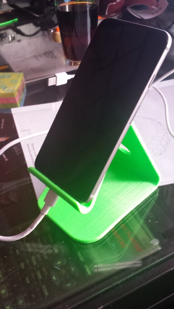 Support pour iPhone 6 avec chargeur et espace pour connecteur minijack