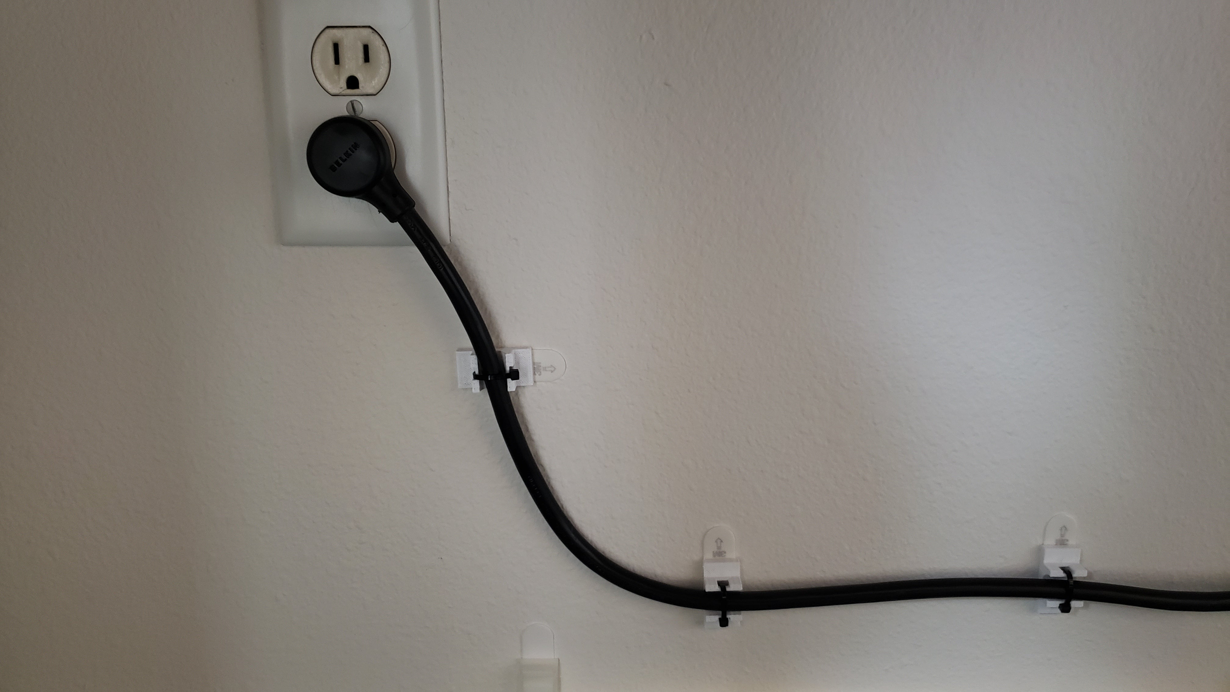 Support de câble avec attache à glissière pour câble d'alimentation