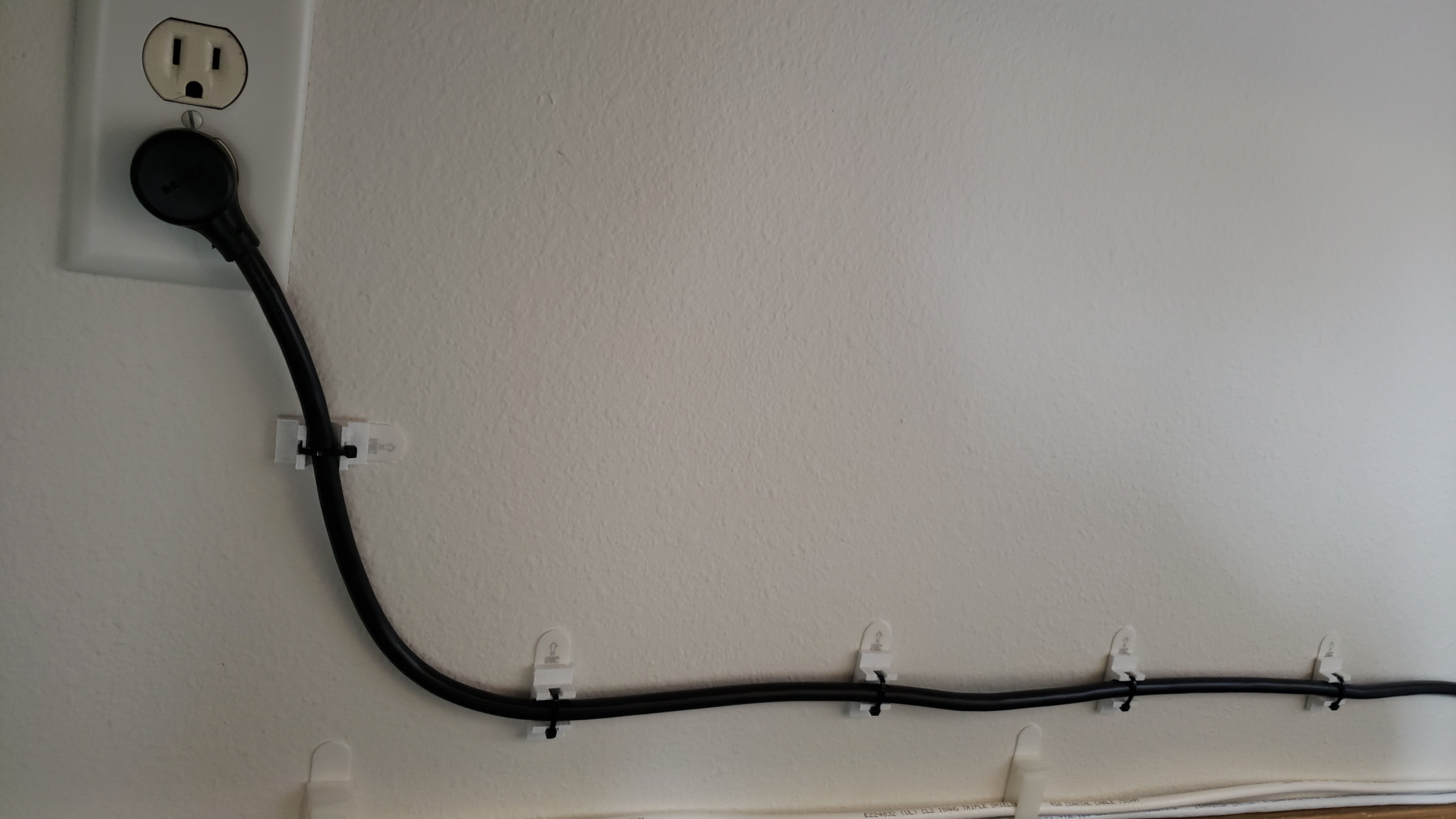 Support de câble avec attache à glissière pour câble d'alimentation