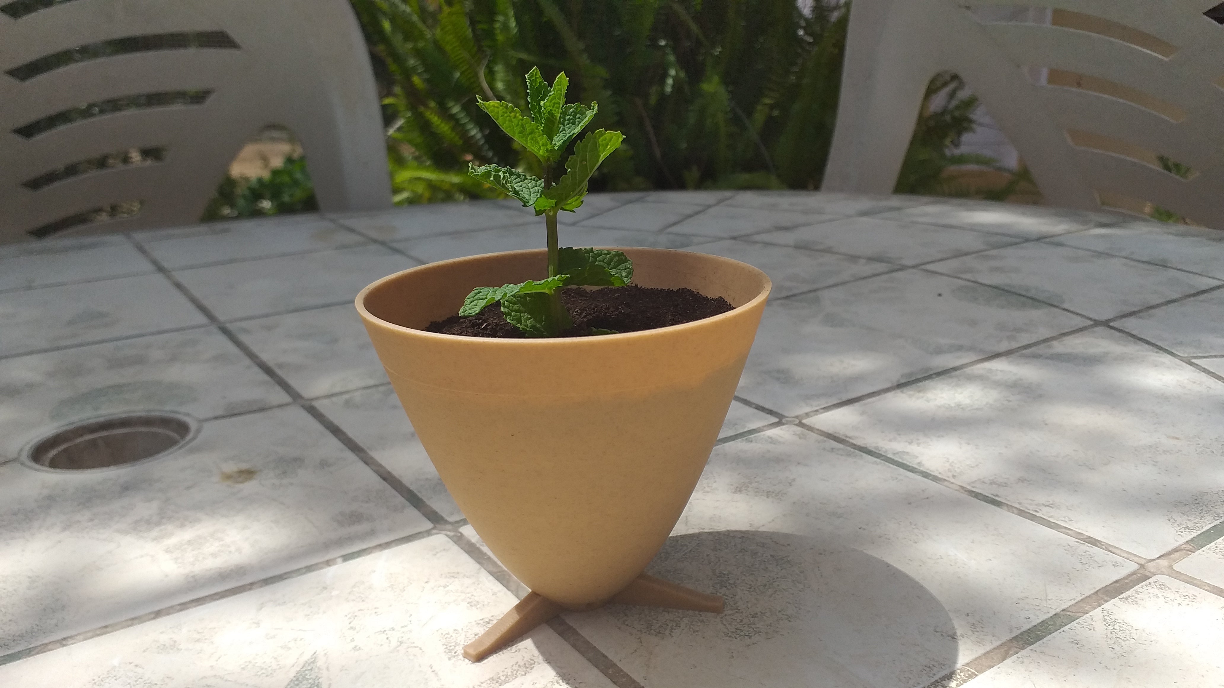 Pot à plantes parabolique avec pieds et plaque de drainage