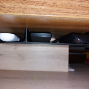 Support de télécommande caché pour un rangement discret sous la table