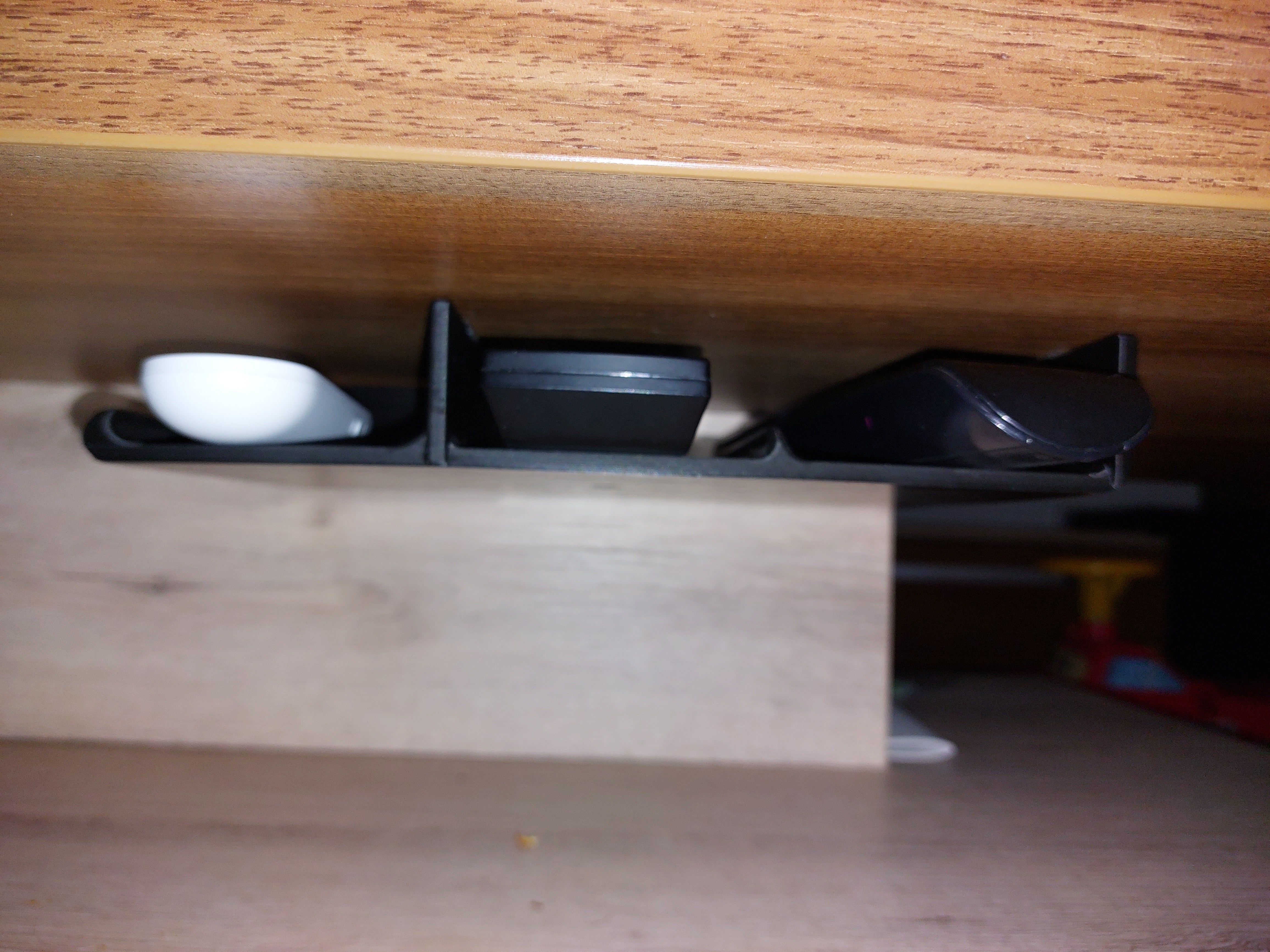 Support de télécommande de table fixé à l'aide d'un ruban adhésif double face
