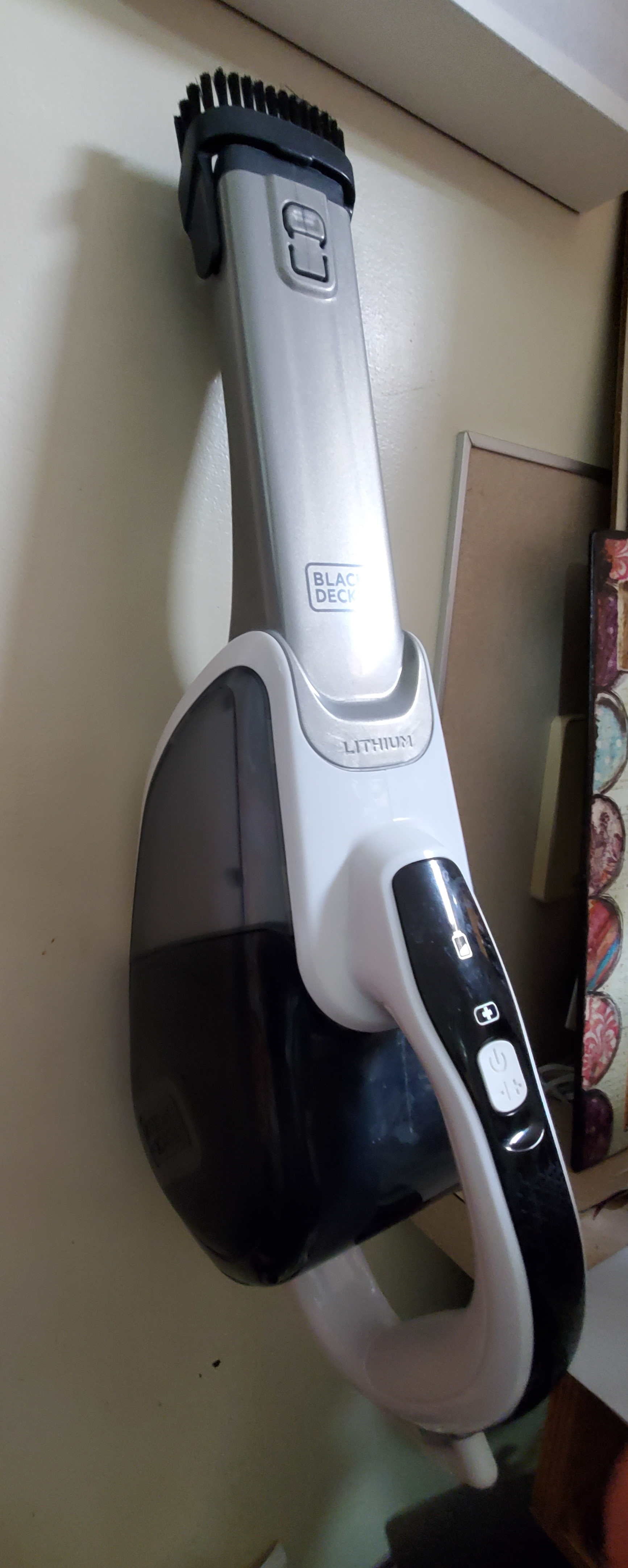 Aspirateur mural Black and Decker mini avec clip de câble
