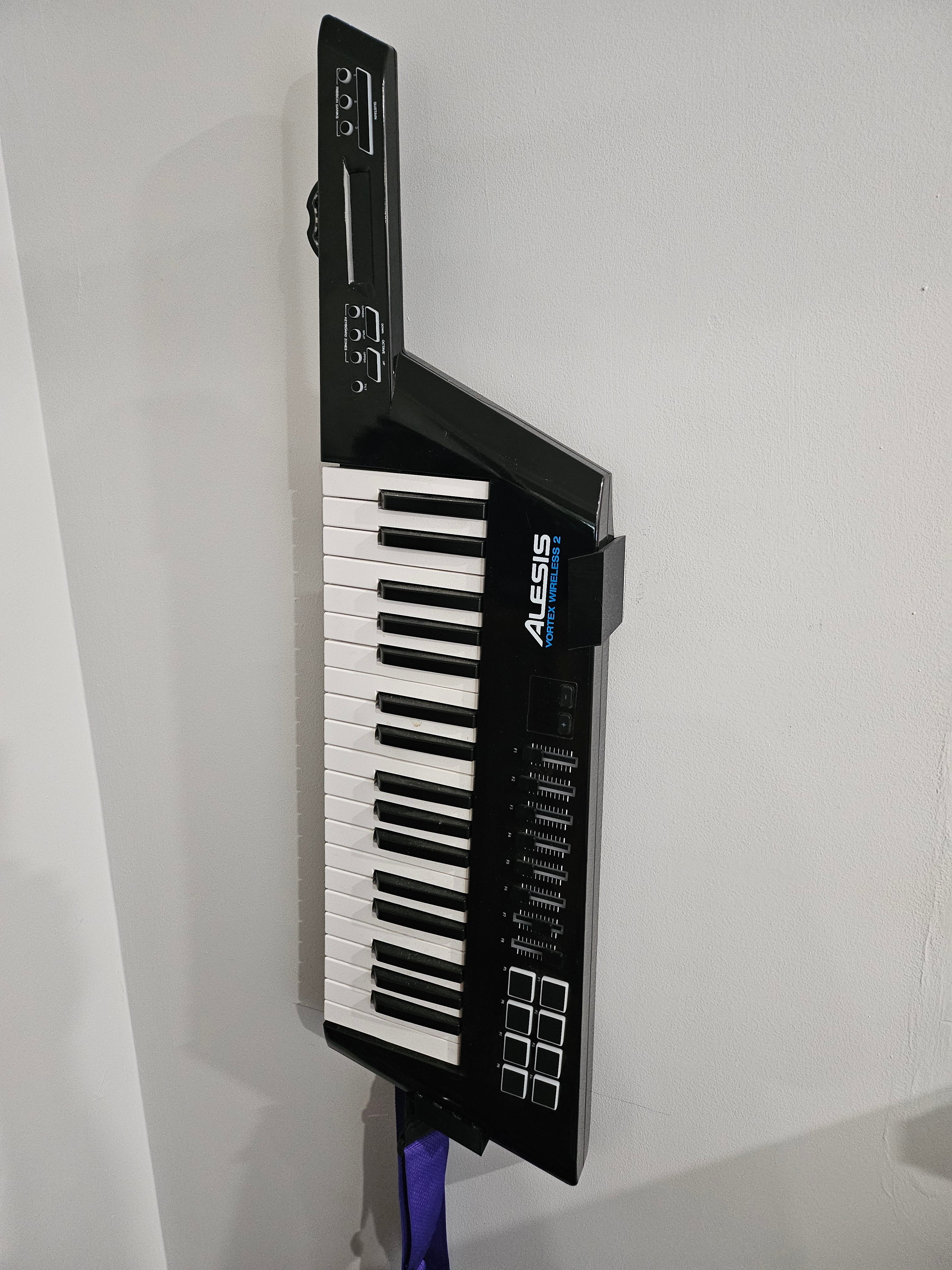 Alesis Vortex 2 Wireless Keytar Wall Mount with Dongle Holder (Support mural pour Keytar sans fil avec support de dongle)