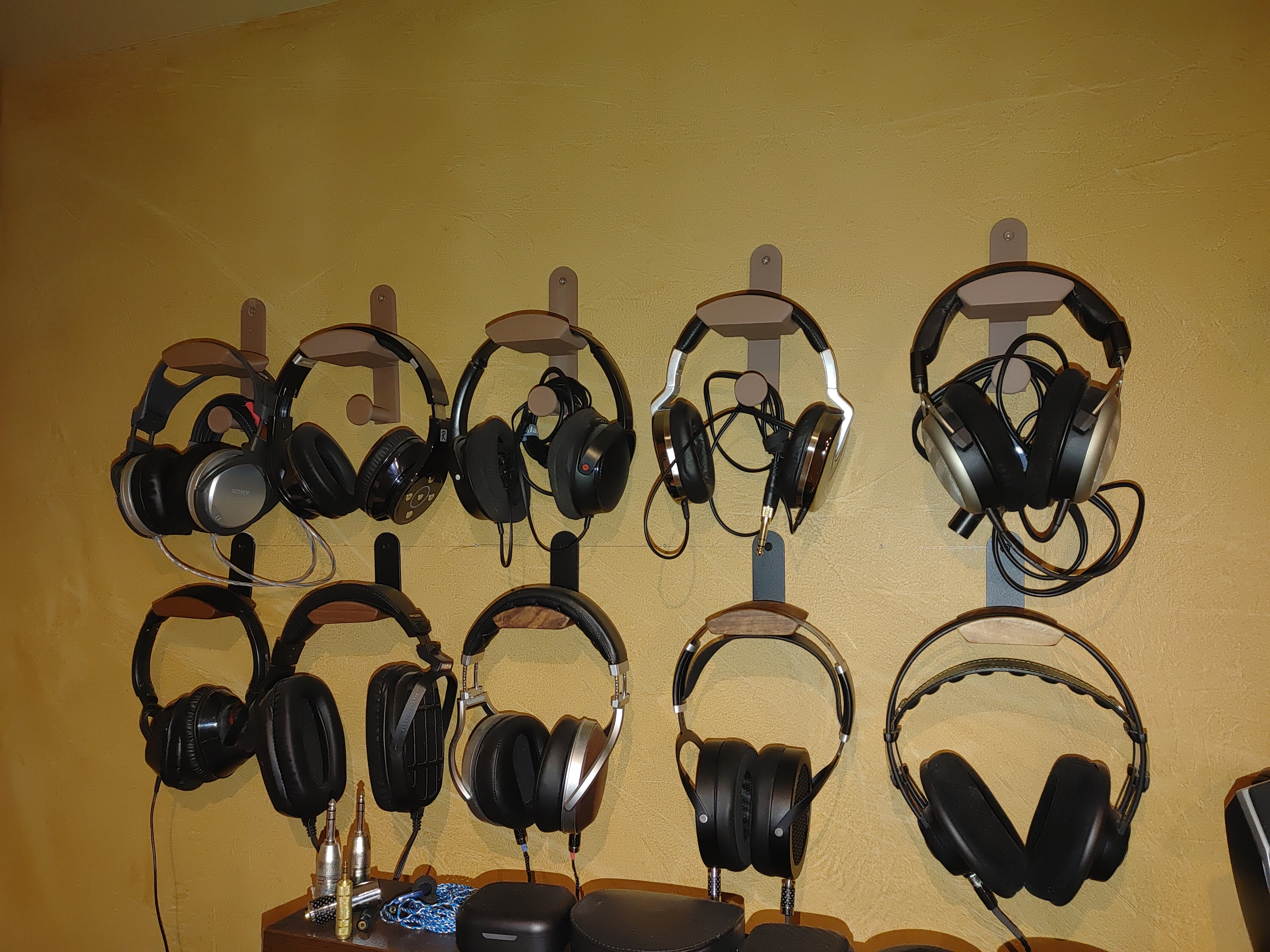 Support mural pour casque avec gestion des câbles