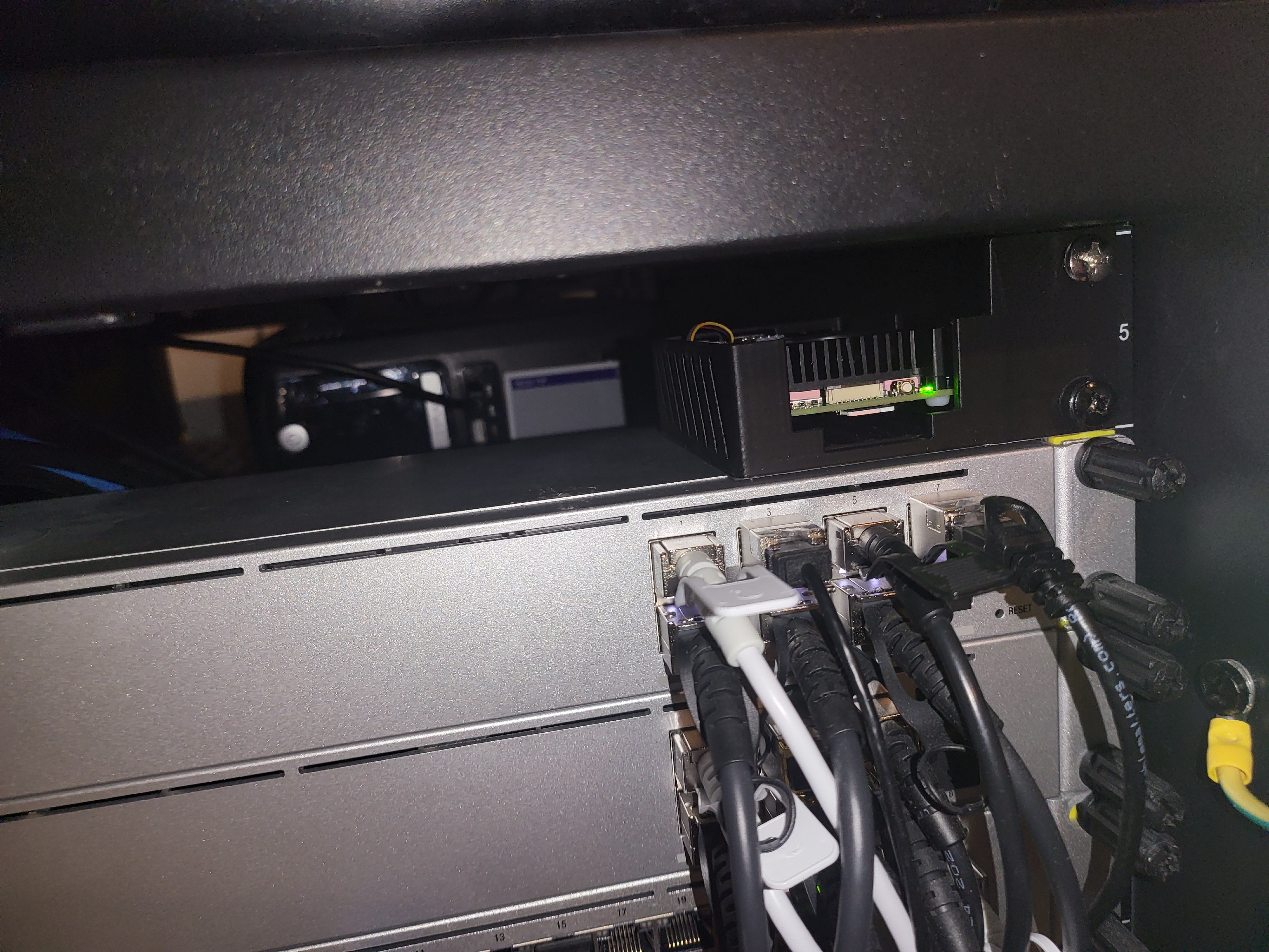 Boîtier de montage en rack Raspberry Pi 5 avec ports orientés vers l'arrière