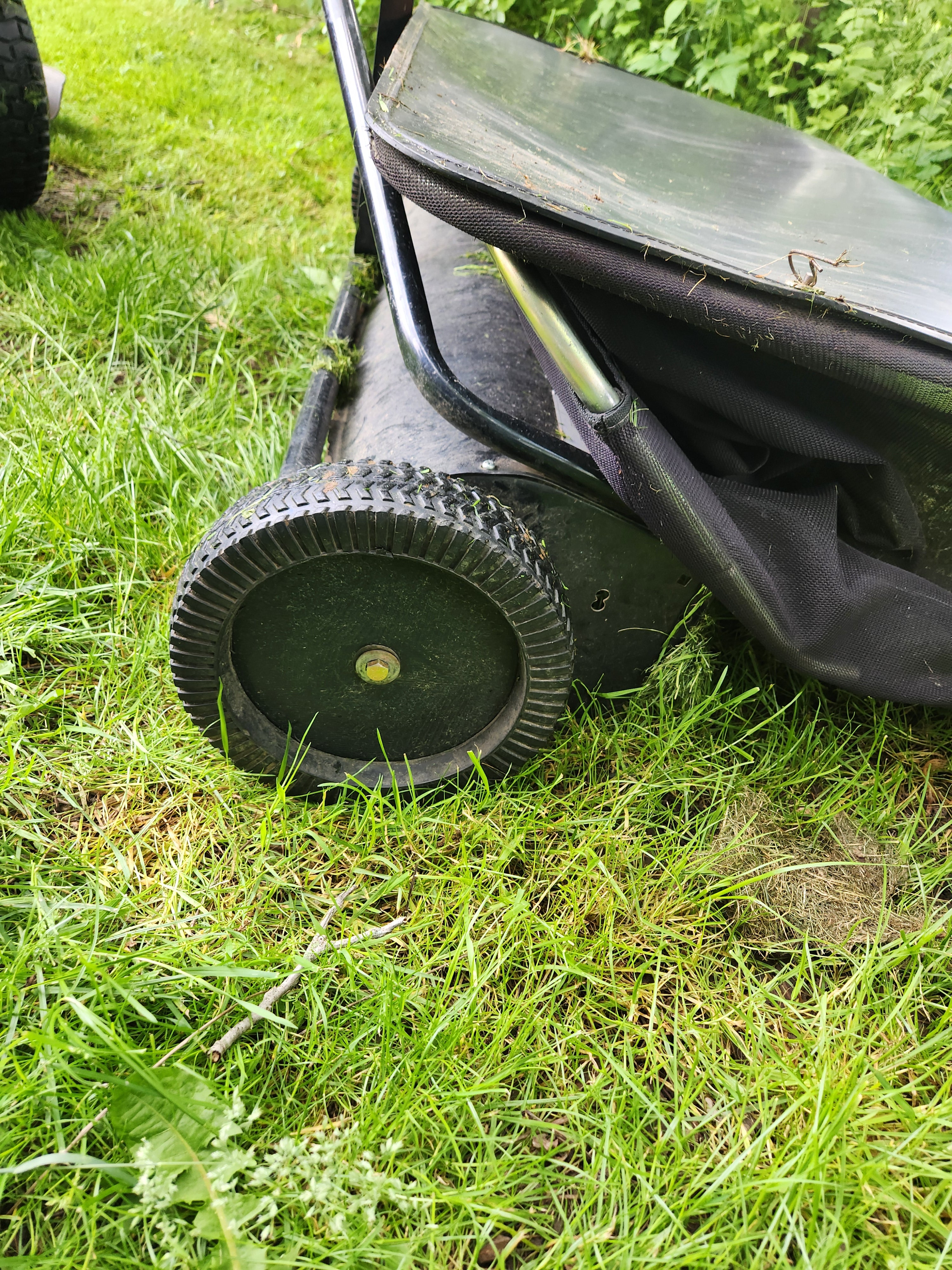 Roue de remplacement pour aspirateur à gazon Yard Commander