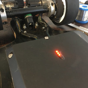 Serre-câble pour skateboard électrique