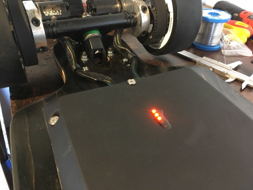 Serre-câble pour skateboard électrique