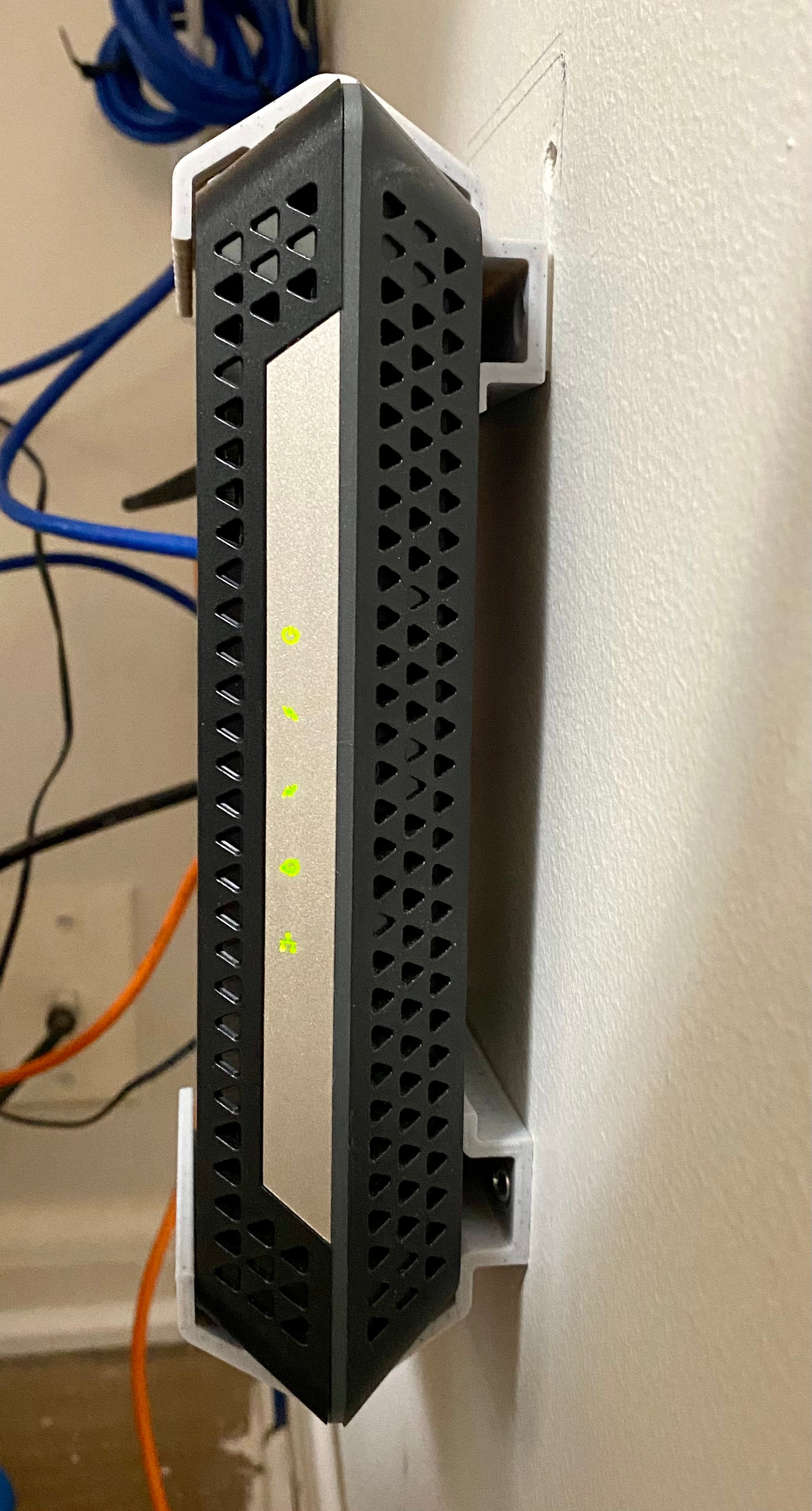 Montage mural Netgear CM600 / CM1000 – Optimisez la configuration de votre réseau