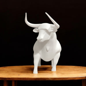 Élégante sculpture de taureau blanche pour une décoration d'intérieur moderne