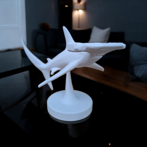 Sculpture détaillée d'un requin-marteau nageant