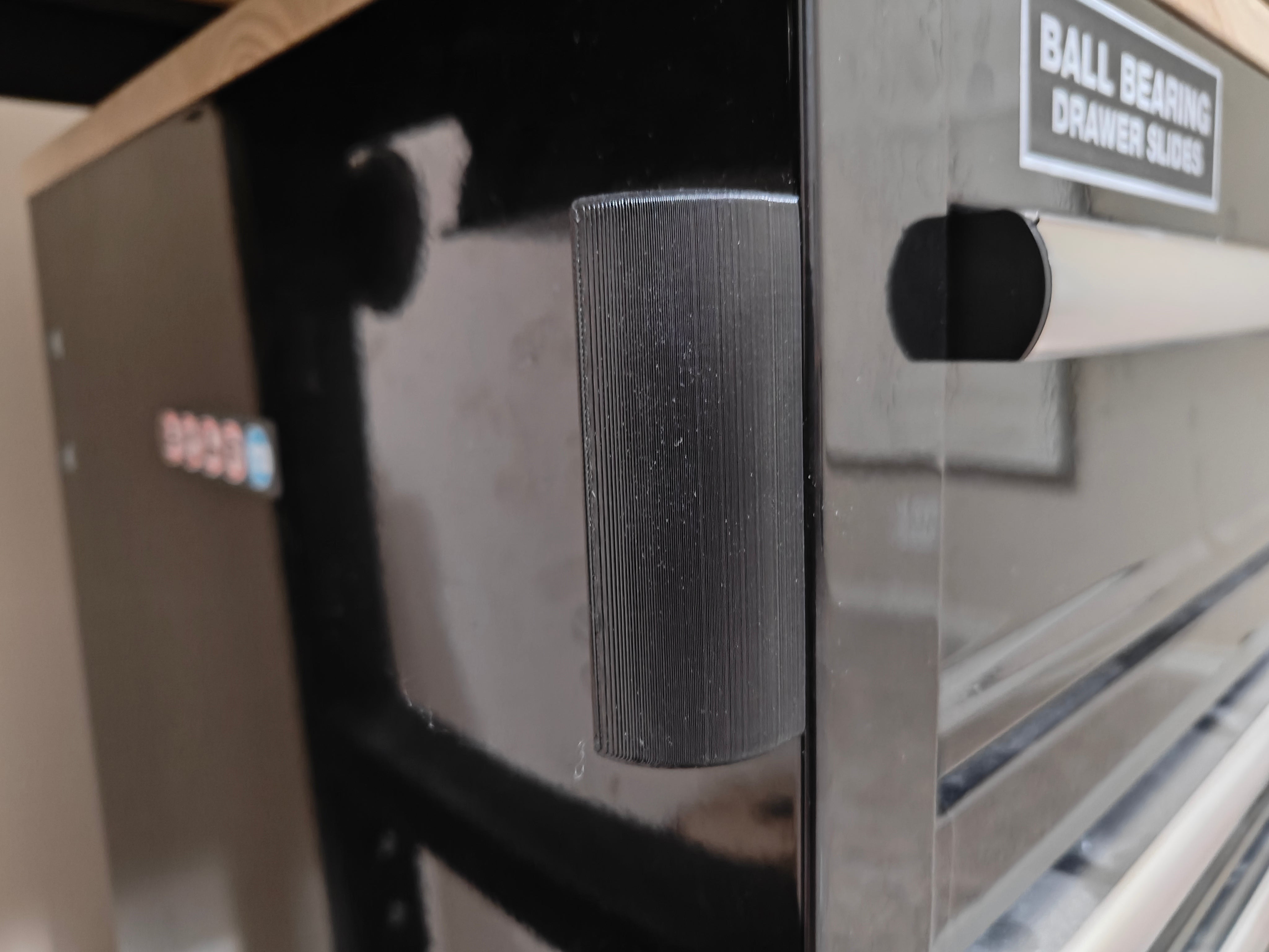 Poignées verticales pour armoire à outils Yukon à 12 tiroirs