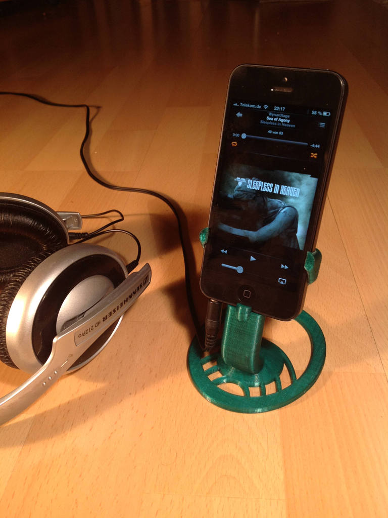 Support pour iPhone 5 avec espace pour le câble audio