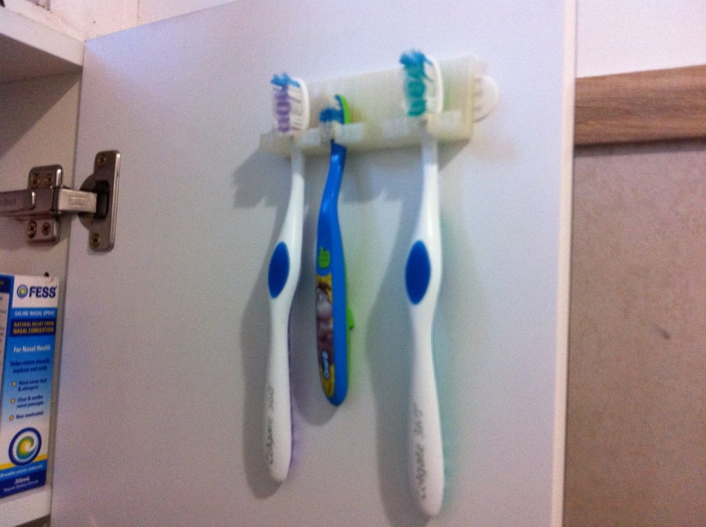 Porte-brosses à dents très simple pour quatre brosses à dents