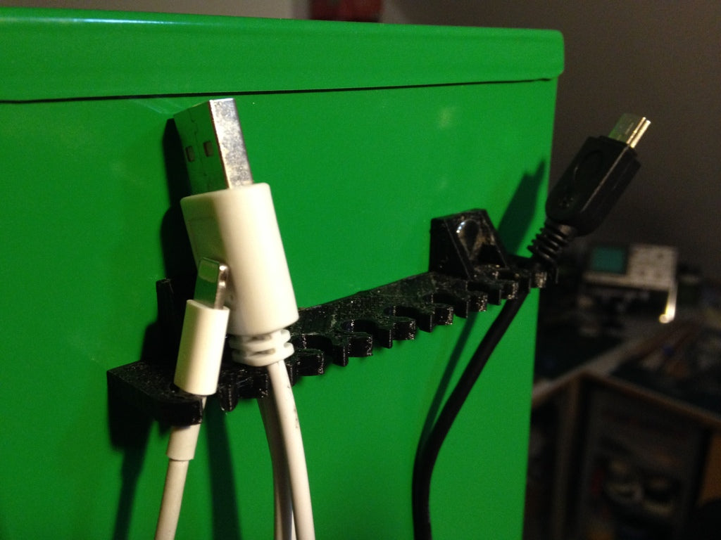Suspenseur de câble USB magnétique