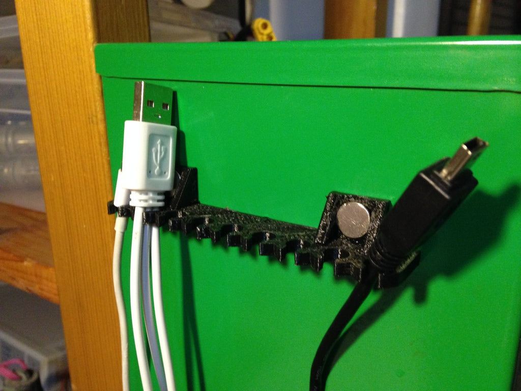 Suspenseur de câble USB magnétique