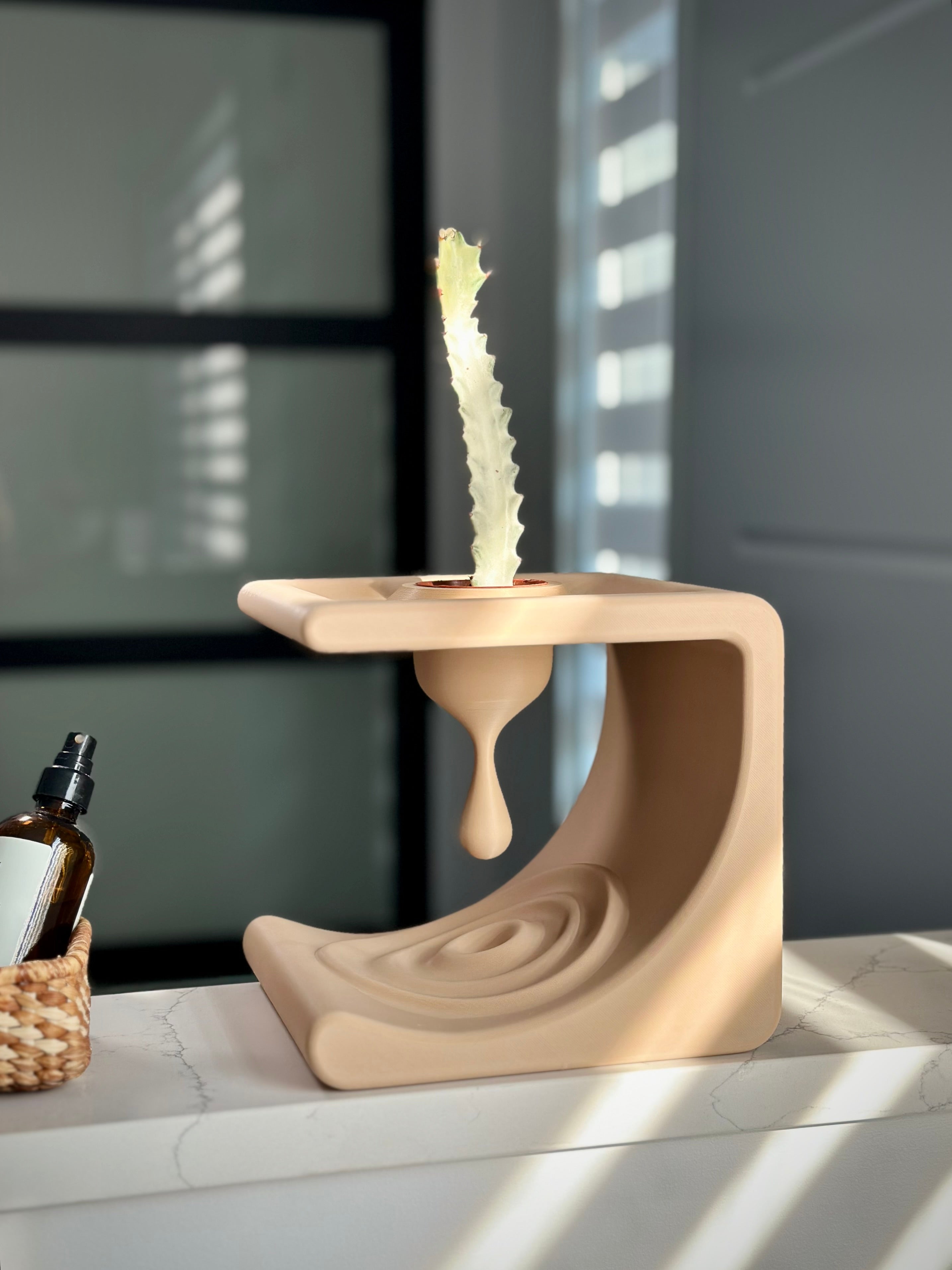 Étagère Comma minimaliste pour petits objets et plantes