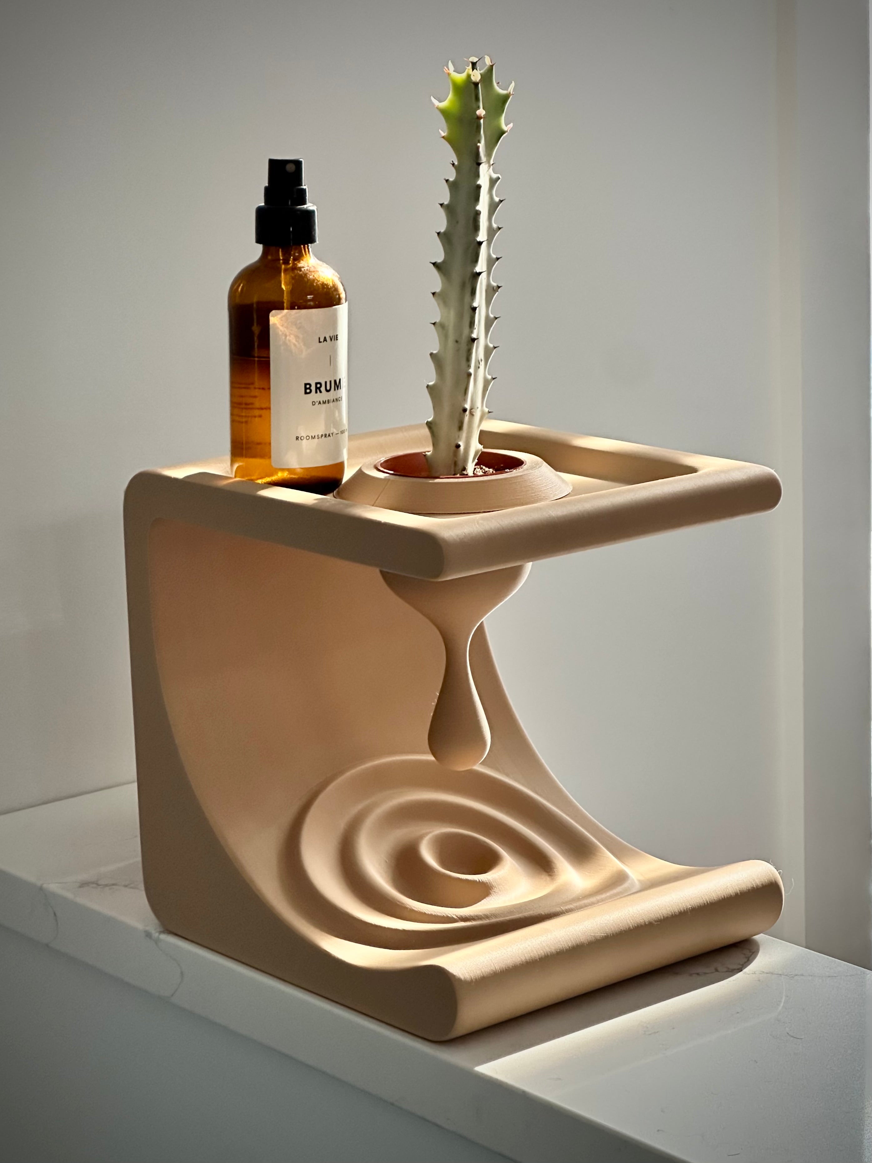 Étagère Comma minimaliste pour petits objets et plantes