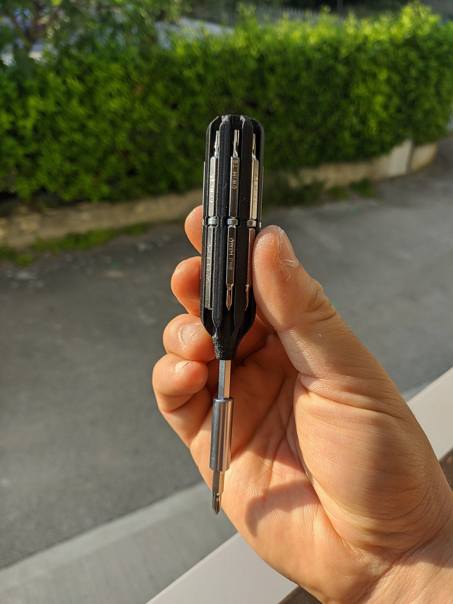 Mini Tournevis de Précision Manche V2 avec 16 Embouts et Support Magnétique