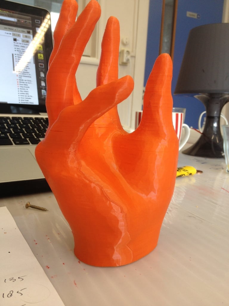 Support pour iPhone scanné en 3D en forme de main