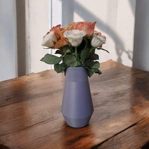 Vase égyptienne moderne avec design côtelé