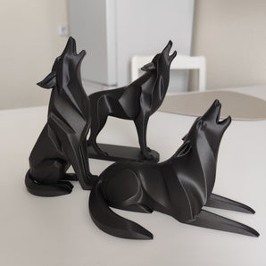 Sculpture minimaliste de loup hurlant couché