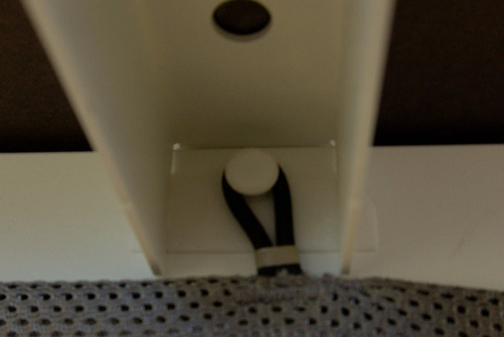 Bureau Ikea Bekant/Galant - système de fixation du filet de gestion des câbles