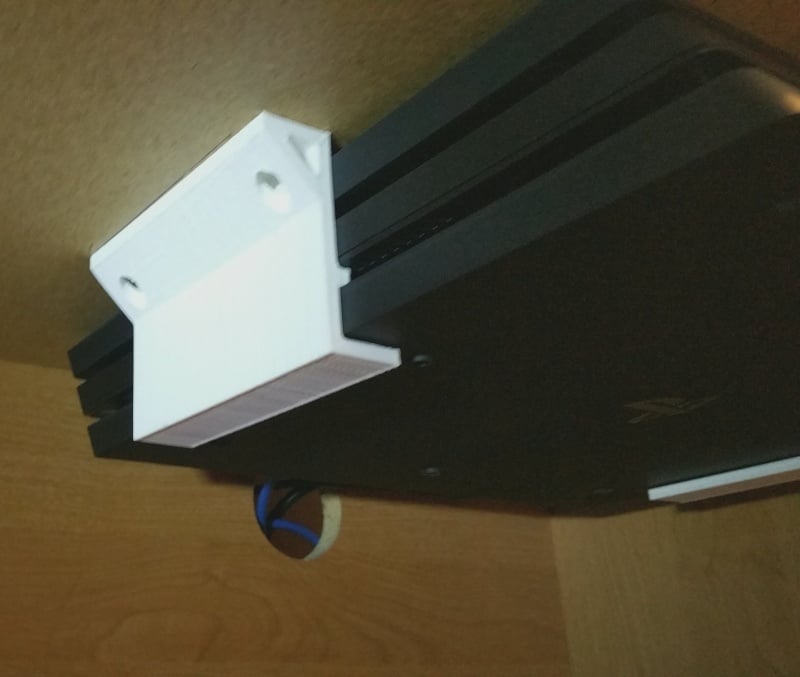 PS4 Pro Montage sous le bureau
