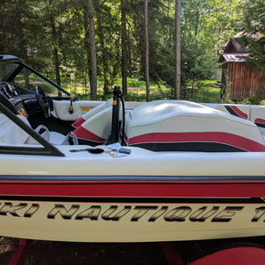 Rail de guidage pour capot de moteur de bateau intérieur