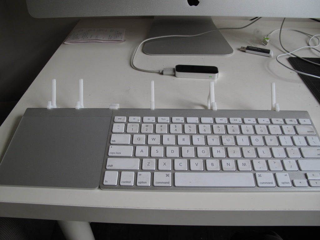 Support simple pour iPhone et iPad pour le clavier sans fil et le trackpad d'Apple