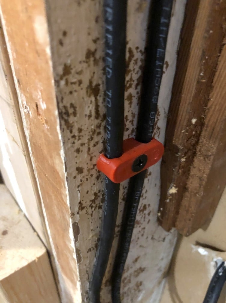 Double serre-câble Ethernet