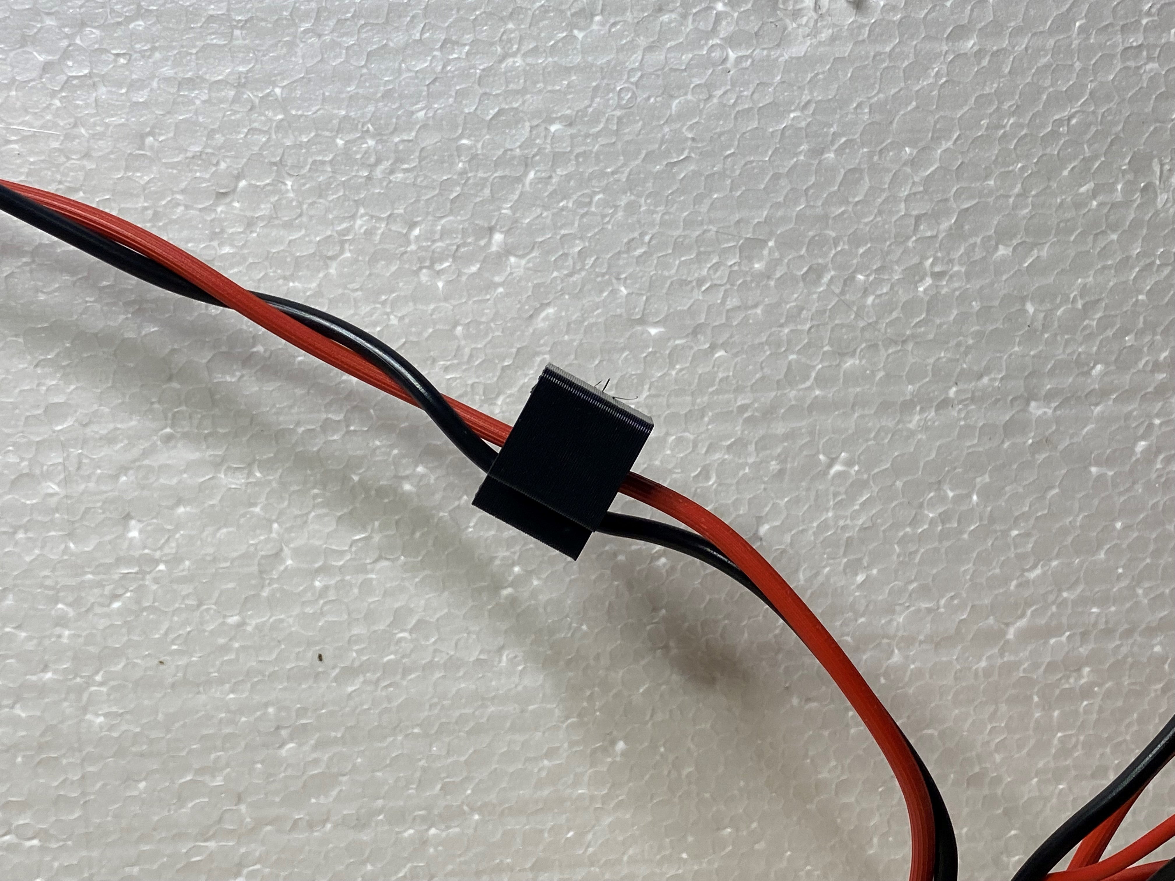 Porte-câbles simple pour l'organisation des câbles