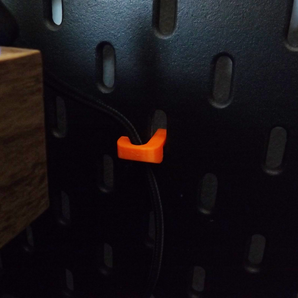 Clips de câble SKADIS pour un acheminement organisé des câbles
