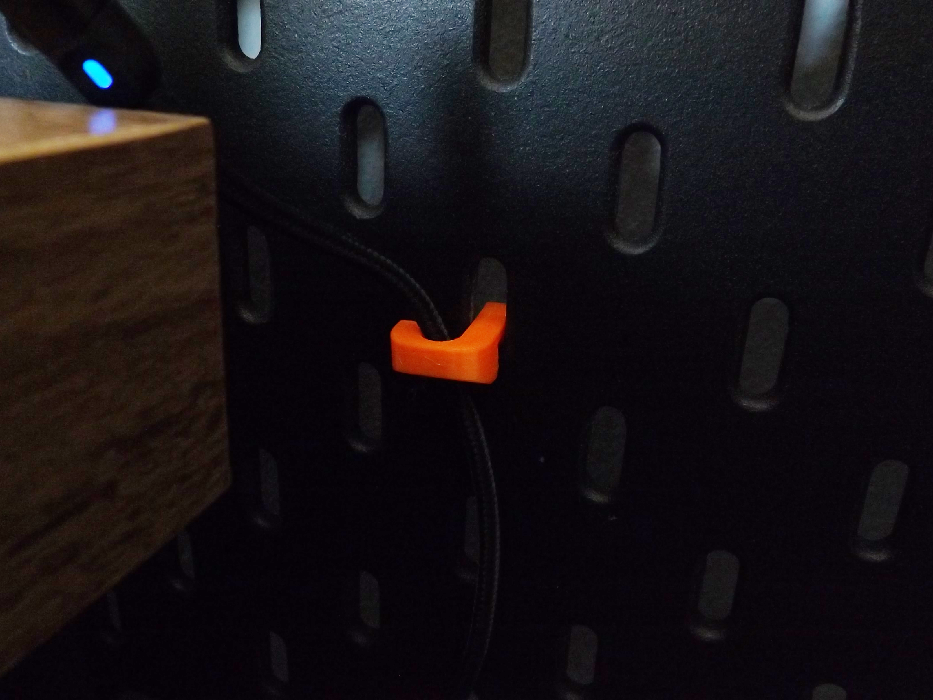 Clips de câble SKADIS pour un acheminement organisé des câbles