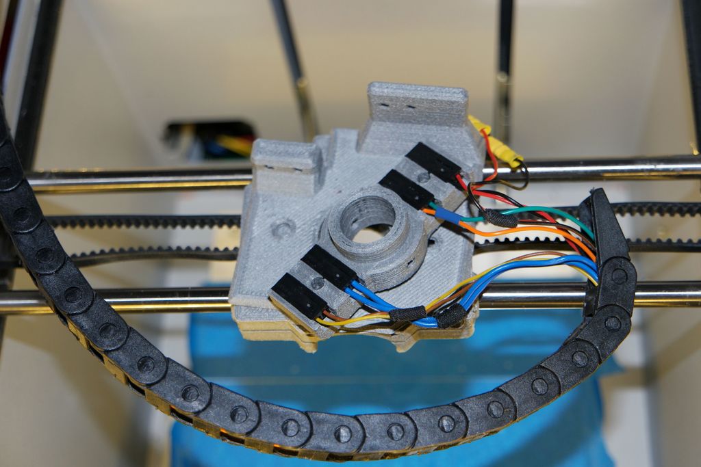 Support German RepRap NEO E3D V6 avec prise intégrée et gestion des câbles