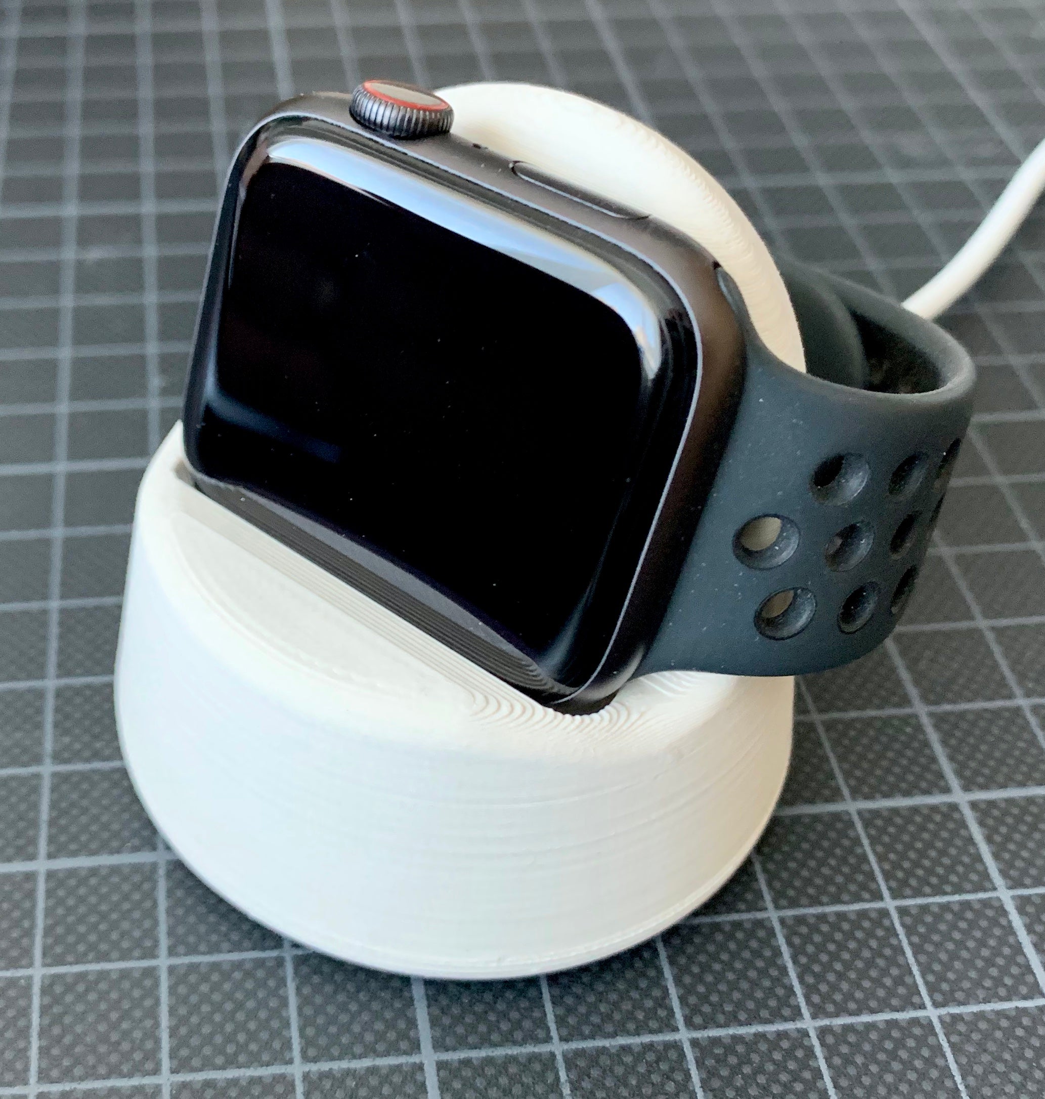 Apple Watch stand med skjult kabelstyring og ikke-glidende bund