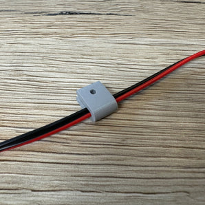 Clip de câble pour un câble organisé.