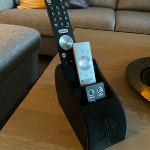 Support de télécommande pratique pour trois avec rose décorative
