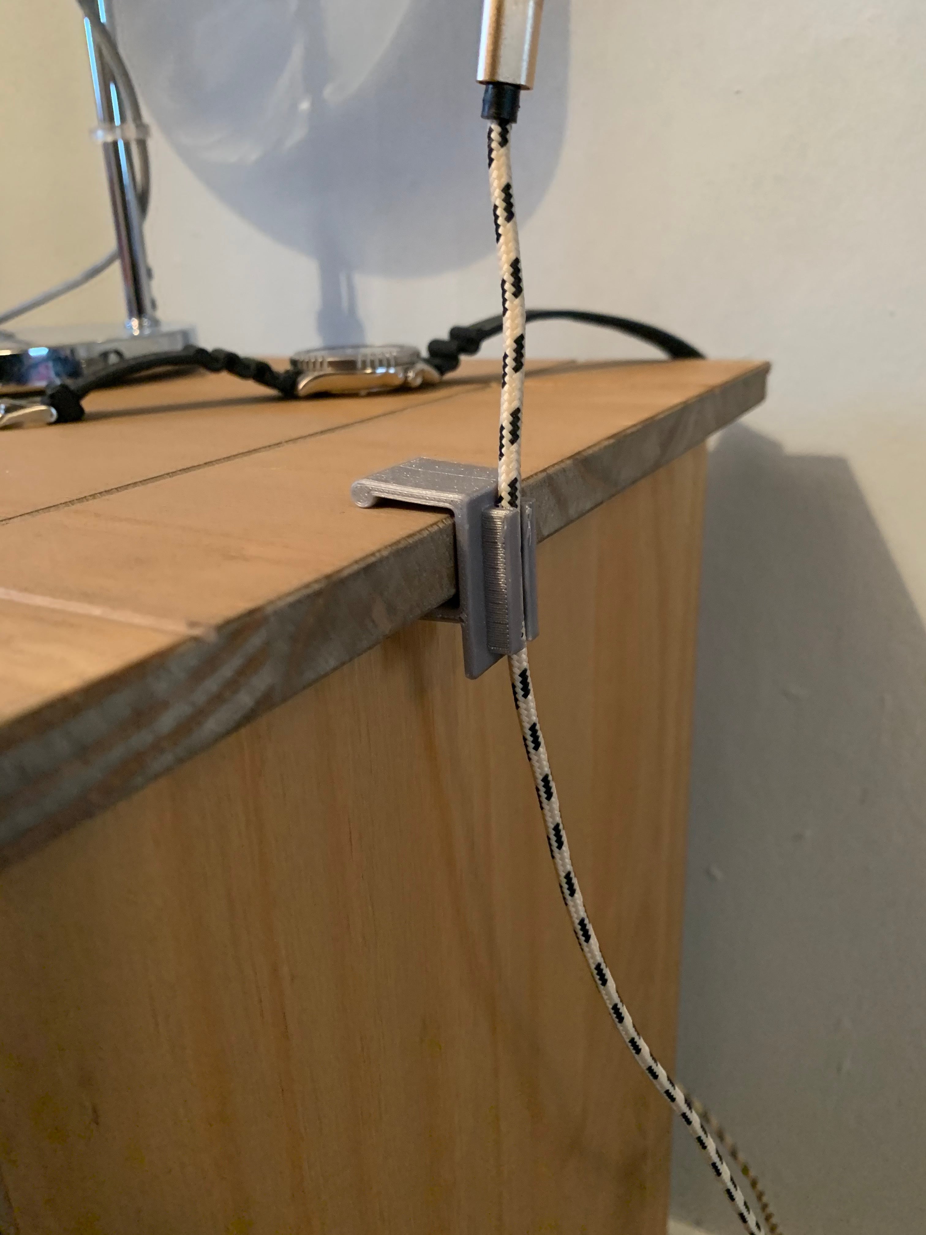 Support de câble et coupe-bord