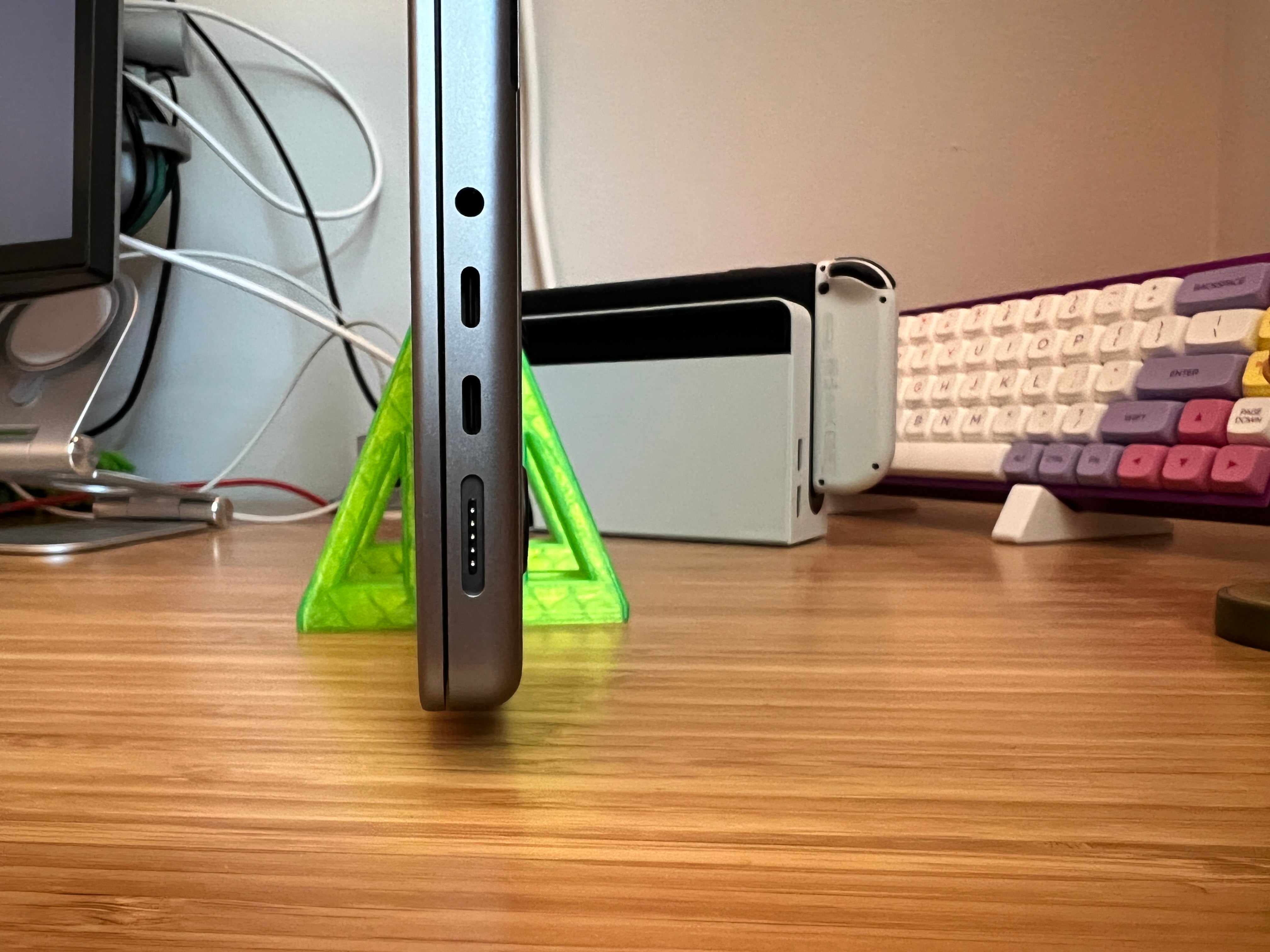 Vertikal stand til Macbook Pro 14"