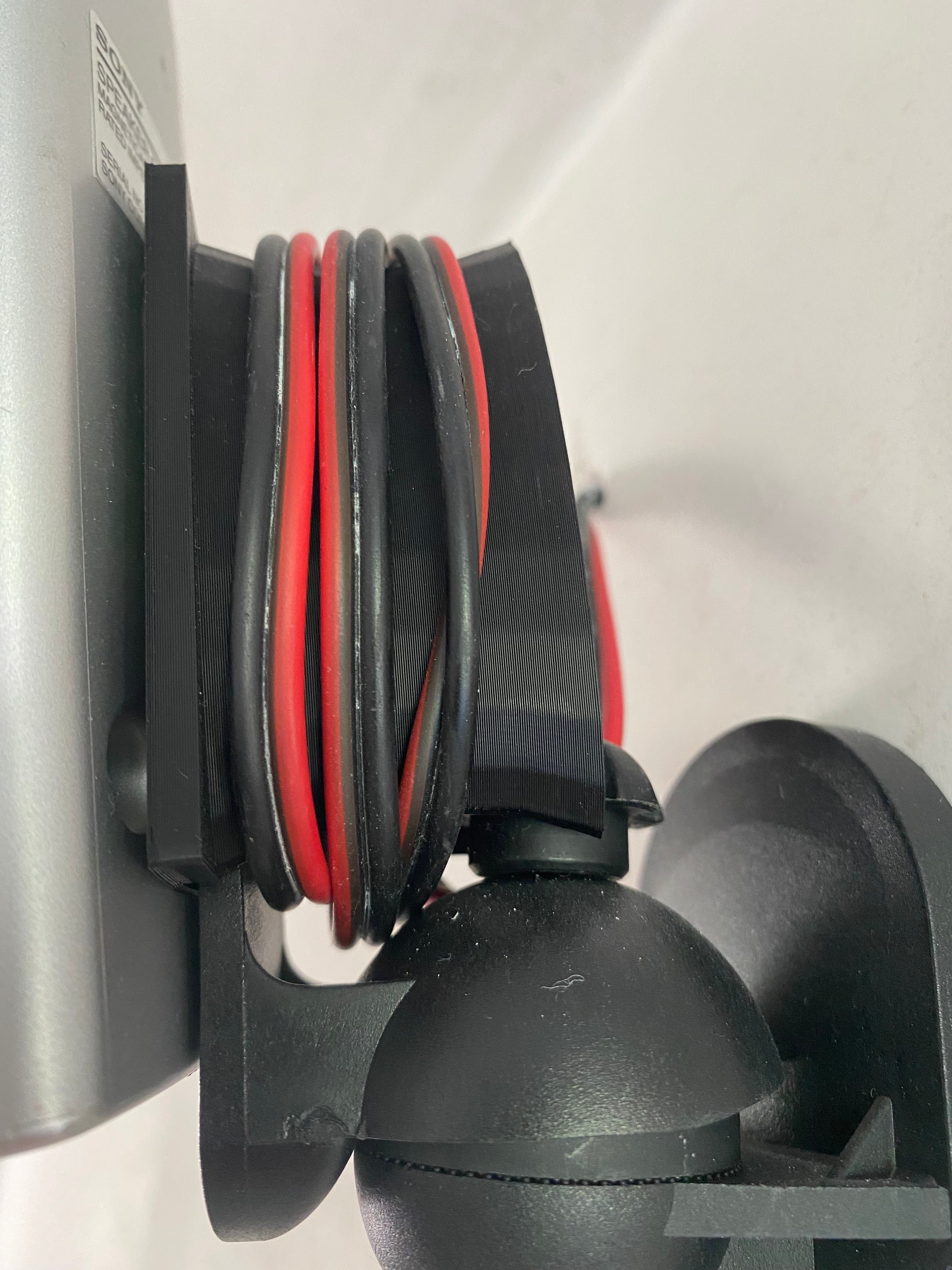 Gestionnaire de câbles pour haut-parleurs Surround Sound