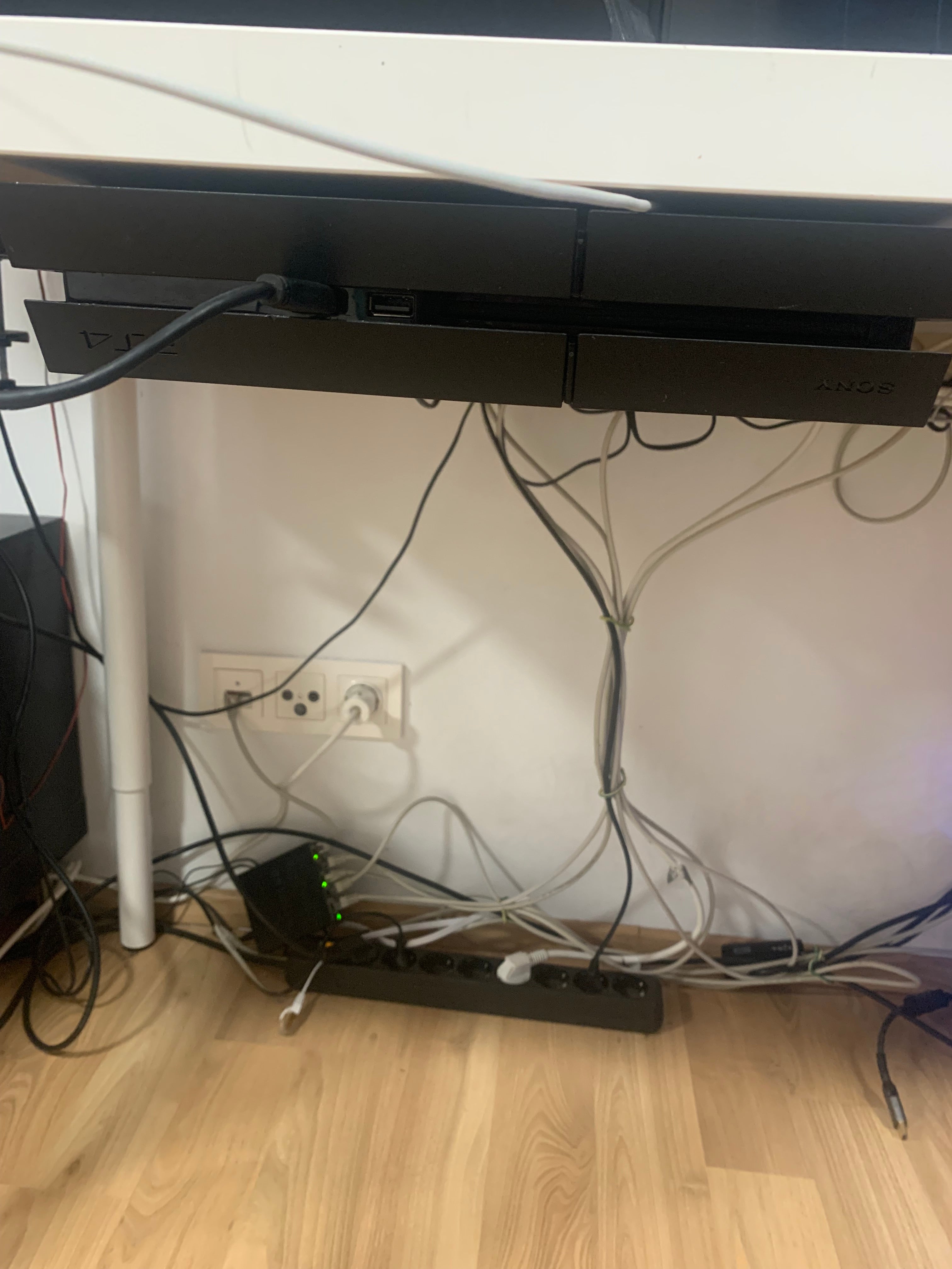 Système de montage sous bureau PS4