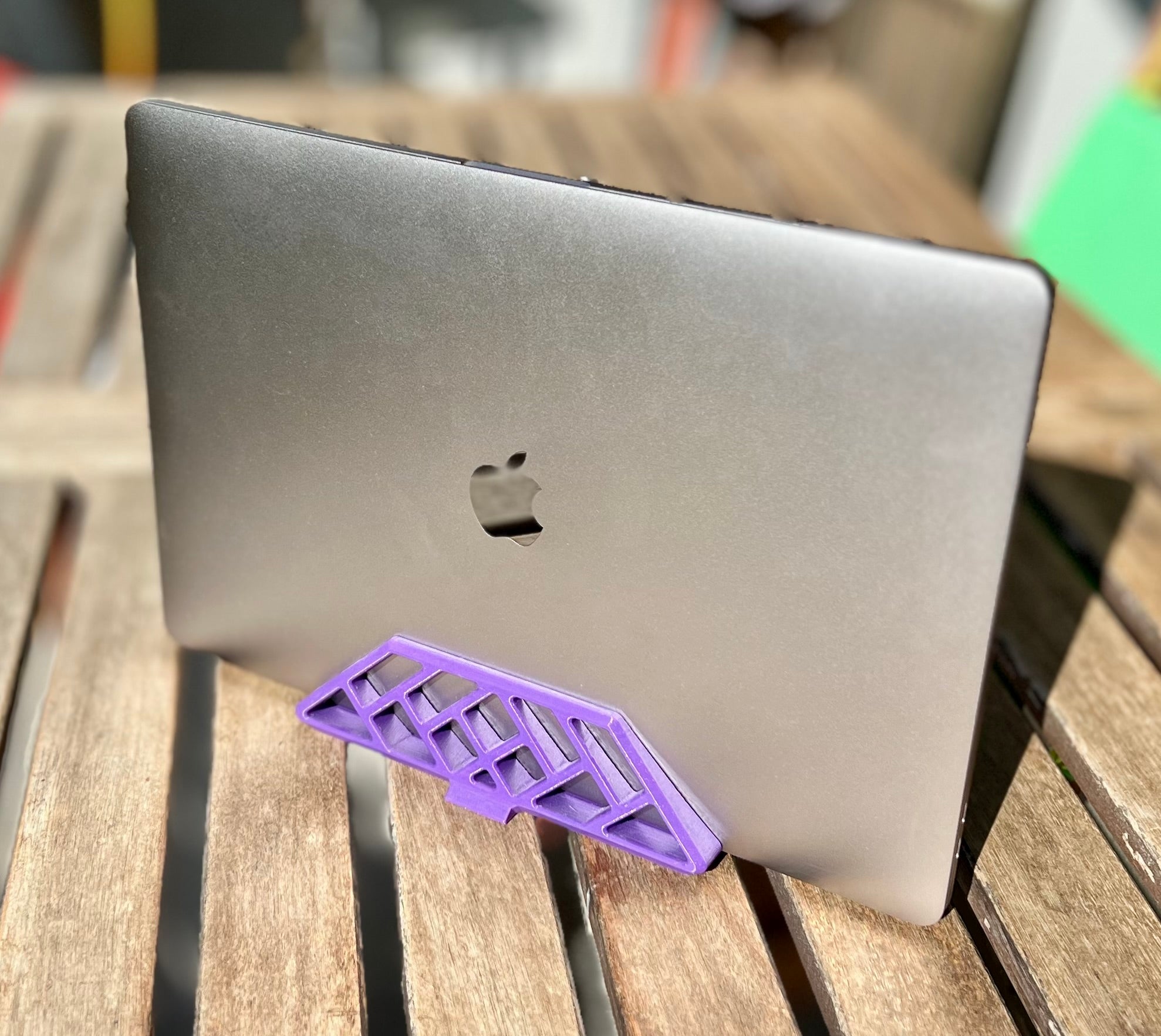 Support de bureau vertical pour MacBook Pro (Touch Bar) en mode Clamshell